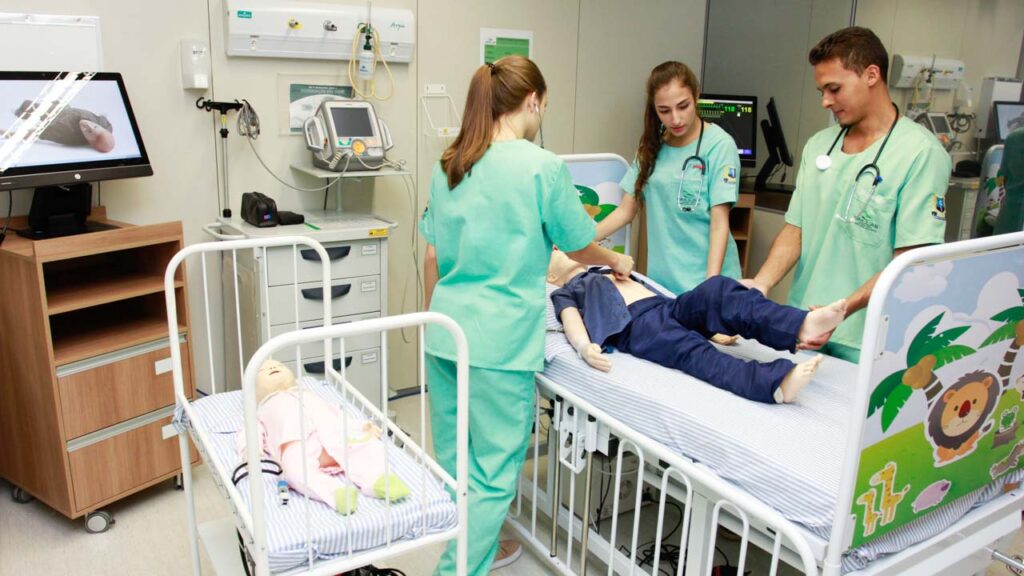 Aula prática no laboratório de Simulação Realística