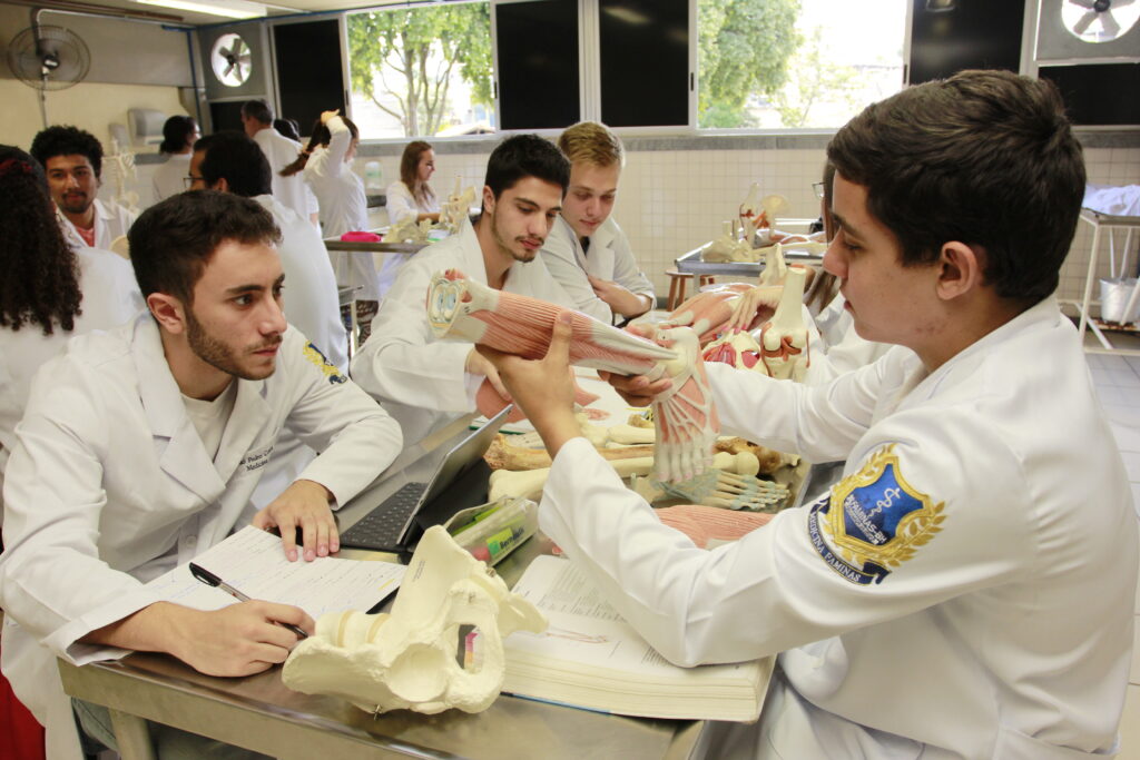 Aula no laboratório de anatomia